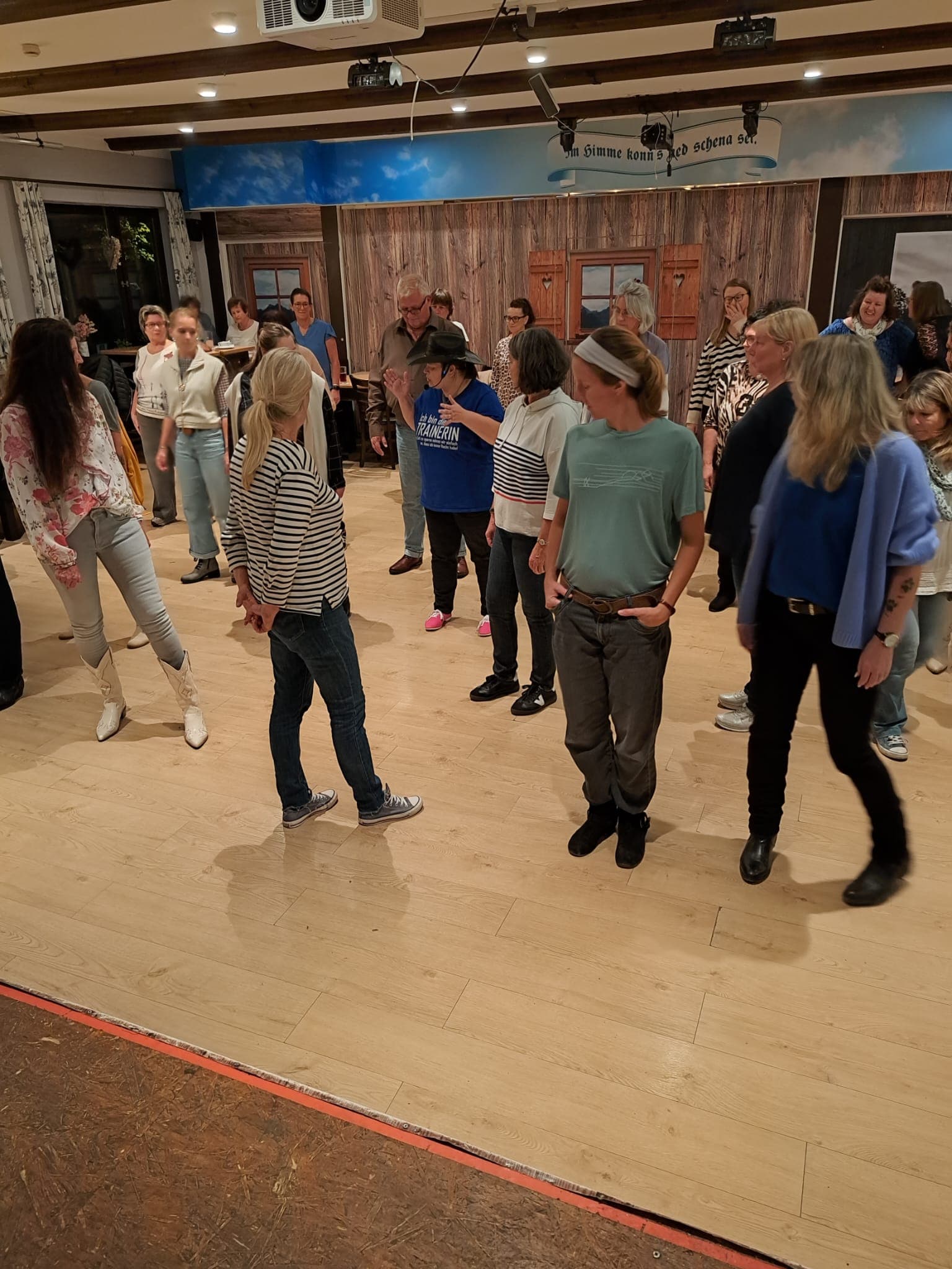Die Gruppe vor dem Spruchband im Dahoam