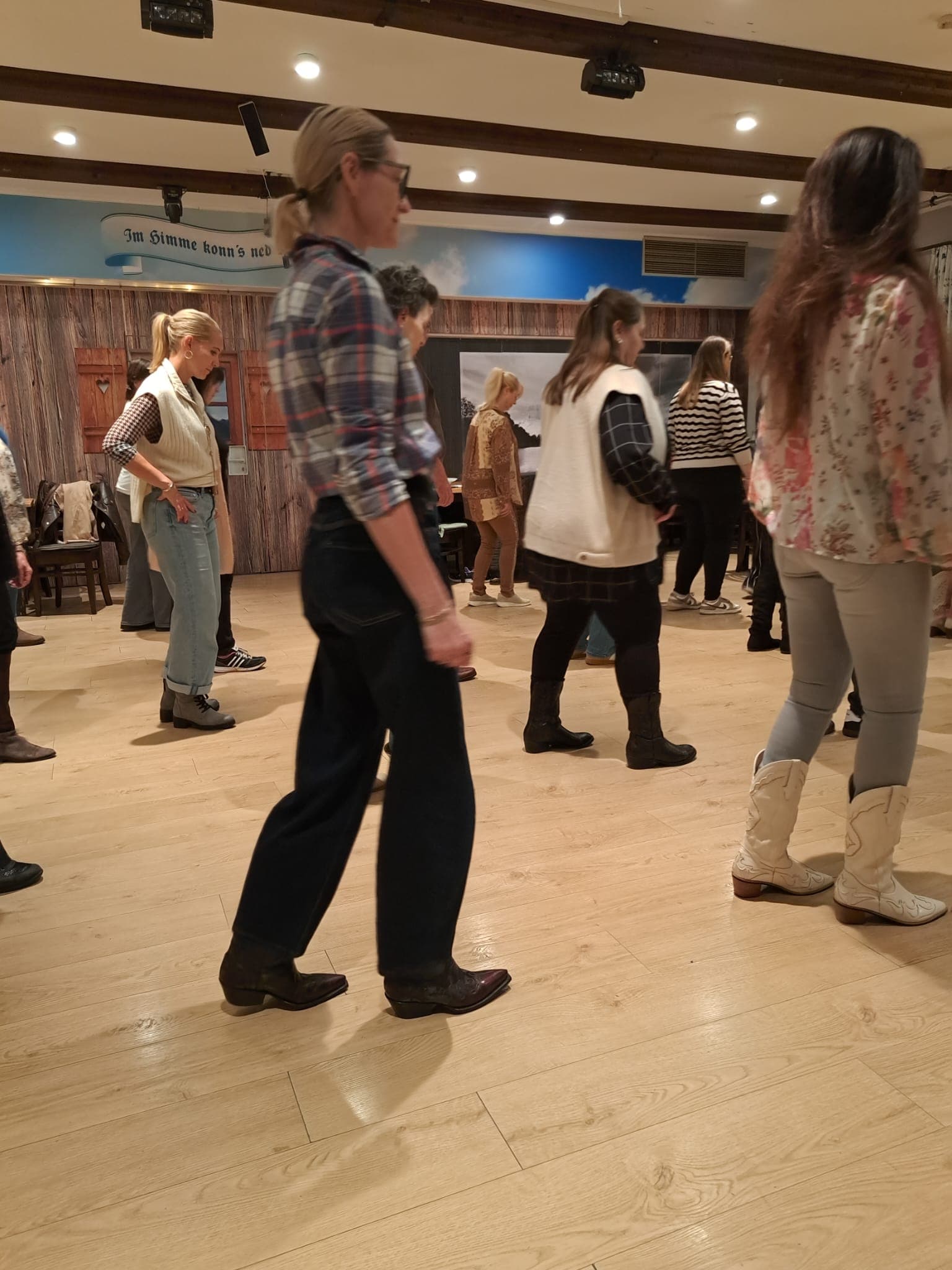 Cowboystiefel auf dem Tanzboden im Dahoam