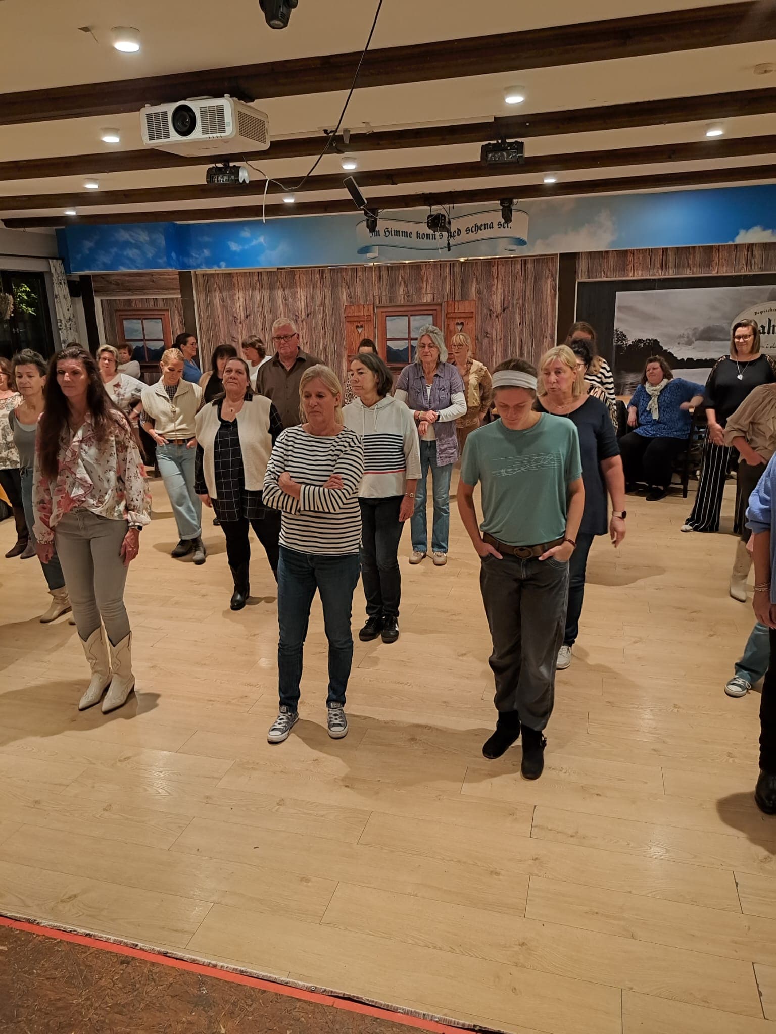 Die Gruppe in Reihen beim Line Dance im Dahoam