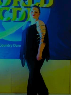 Veronika, Trainerin der Crazy Line Dancer Odelzhausen, auf einem Country-Dance-Event