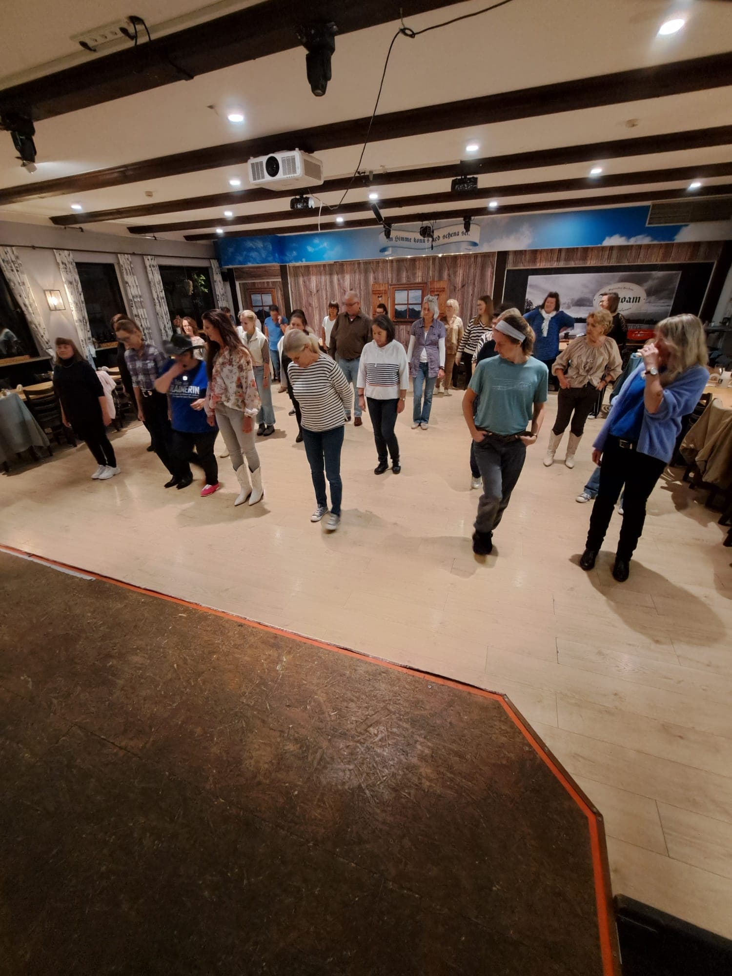 Die ganze Line-Dance-Gruppe auf dem Tanzboden im Dahoam, Olching
