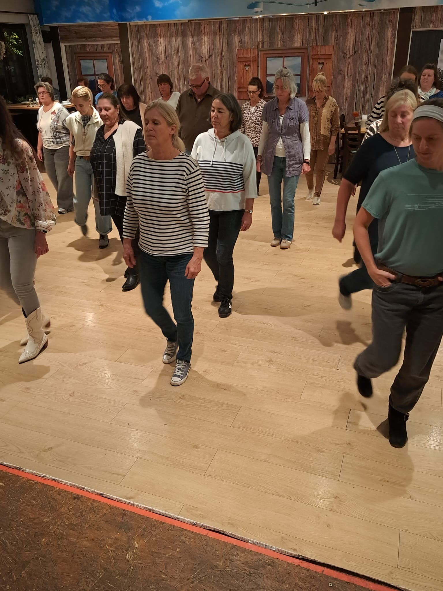 Die Crazy Line Dancer mitten im Schritt am Tanzplatz Dahoam in Olching