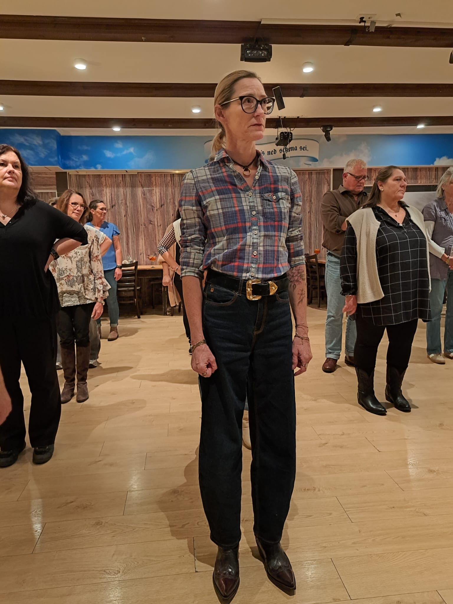 Country-Outfit mit Cowboystiefeln und Gürtelschnalle